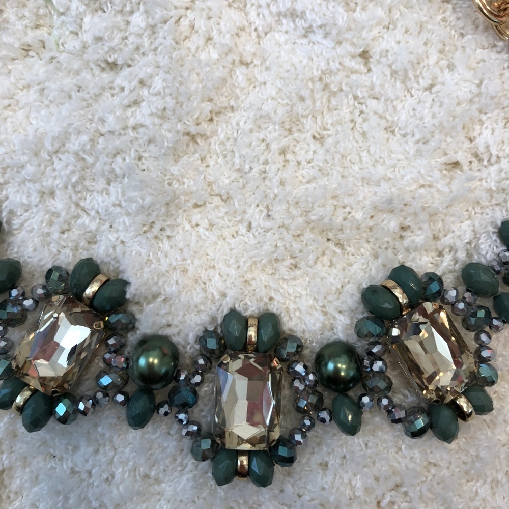 Gorgeous Green & Gold Jeweled Necklace - Picture 2 of 2